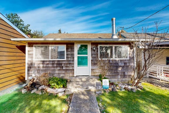 Quiet beach cottage with full kitchen and internet prime central locale