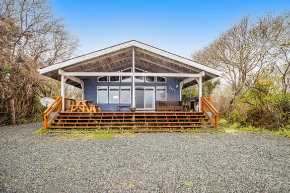 Rustic waterfront woodland lodge with impressive lake views from patio - Image 1