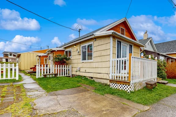 Dog Friendly Coastal Cottage Minutes from Downtown and One Block to Beach - Image 1