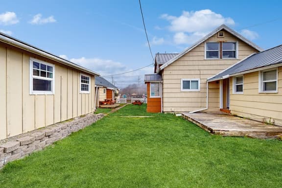 Modern Dog Friendly Cottage in a Great Location Minutes to Downtown and Beach