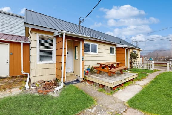 Modern Dog Friendly Cottage in a Great Location Minutes to Downtown and Beach - Image 1