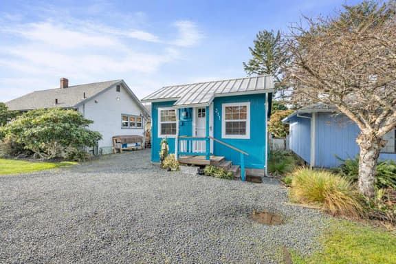 Historic Rockaway Cottage Near 7 Miles of Beach - Image 1
