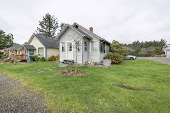 Coastal cottage in Rockaway Beach, steps to ocean