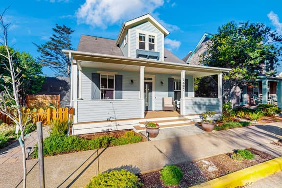 Family friendly home close to ocean private hot tub fireplace and WIFI