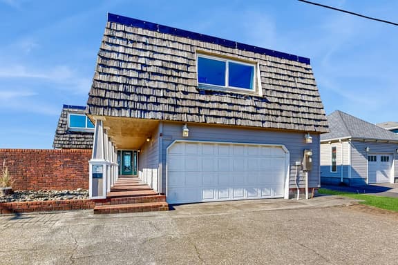 Oceanfront home with a washer dryer and beach access - Image 1