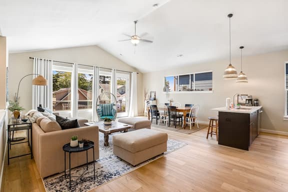 Coastal getaway with deck beach gear and washer dryer walk to beach - Image 1