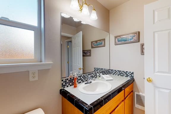 Bright home near beach with fast WiFi fireplace and washer dryer