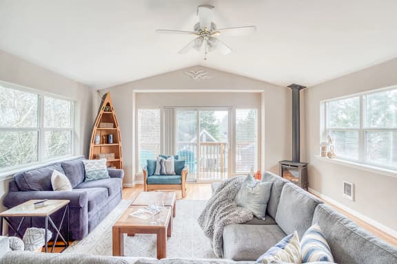 Bright home near beach with fast WiFi fireplace and washer dryer - Image 1