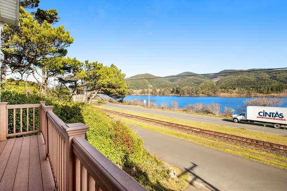 Lake view getaway steps from beach with WiFi and private washer dryer