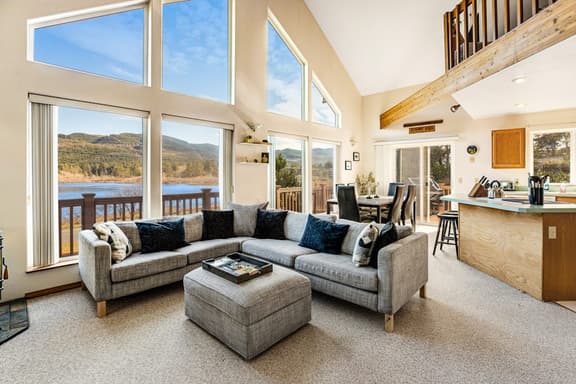 Lake view getaway steps from beach with WiFi and private washer dryer - Image 1