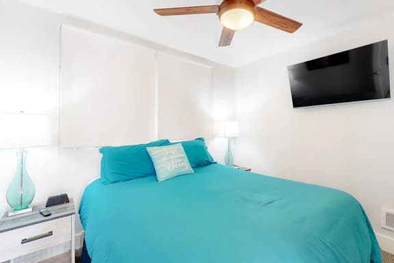 Huge dog friendly castle with ocean view decks 5 minutes to the beach
