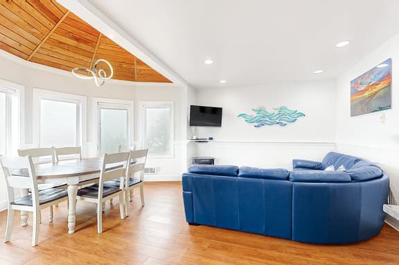 Huge dog friendly castle with ocean view decks 5 minutes to the beach - Image 1