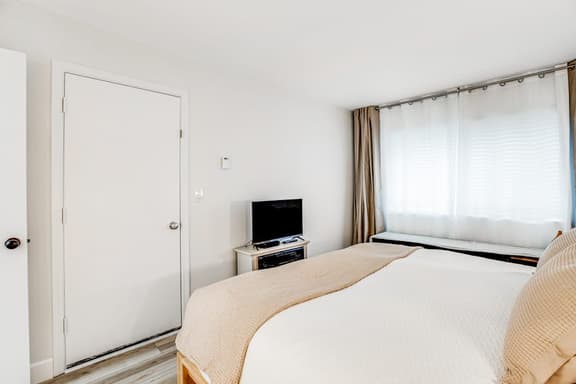 Vibrant polished condo with oceanfront views patio and with easy beach access