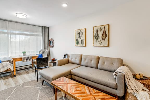 Vibrant polished condo with oceanfront views patio and with easy beach access - Image 1