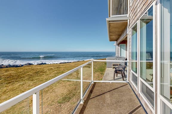 Luxury Waterfront Condo with Shared Hot Tub Pool and Ocean Views - Image 1