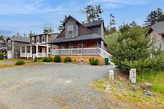 Charming home near coast with firepit deck front porch - Image 1
