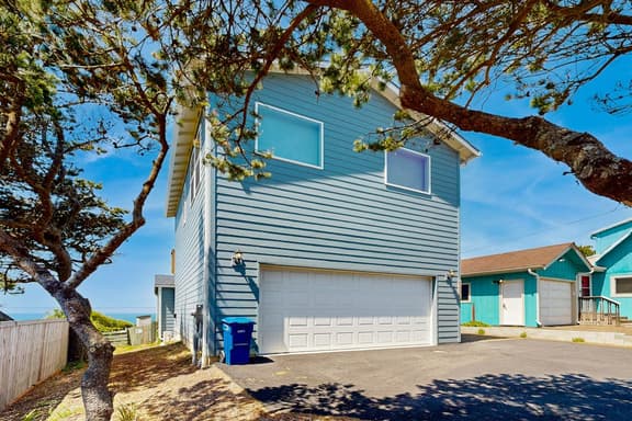 Ocean front home with spacious deck and beach access near shops and restaurants