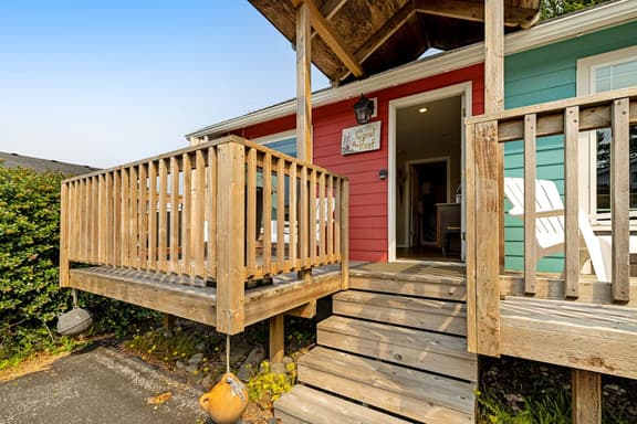 2 Story Dog Friendly Aparthotel with Deck Gas Fireplace Ocean Views Beach Access