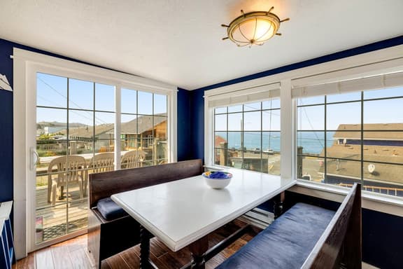 2 Story Dog Friendly Aparthotel with Deck Gas Fireplace Ocean Views Beach Access - Image 1