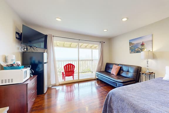 Affordable Dog Friendly Studio Ocean Views and Nearby Beach Access - Image 1