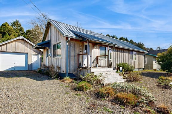 Classic Beach House with Firepit Full Kitchen Fenced Yard Dogs Welcome - Image 1