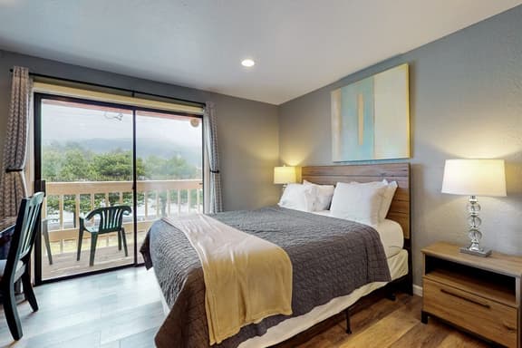 Classy Dog Friendly Studio with Free WiFi and Cable Walk to the Beach