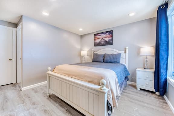 Coastal room near the beach and downtown dog friendly
