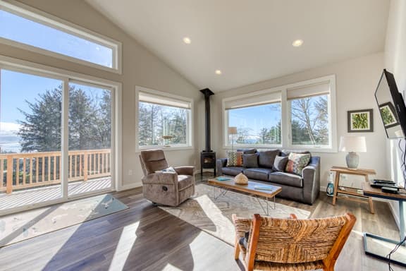 Contemporary built dog friendly house with partial ocean views - Image 1