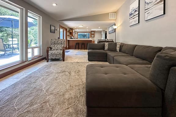 Cozy Depoe Bay retreat with ocean and beach access via trail