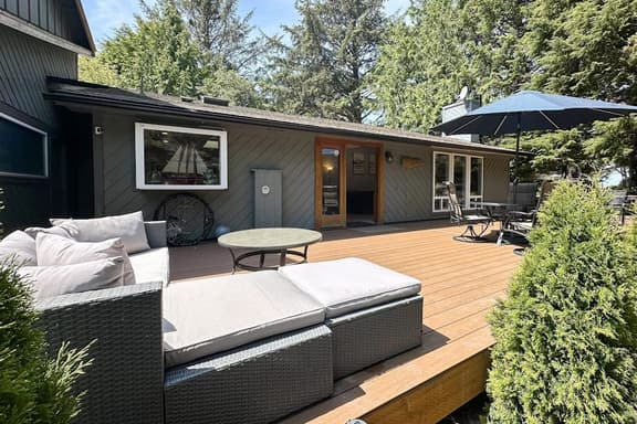 Cozy Depoe Bay retreat with ocean and beach access via trail - Image 1