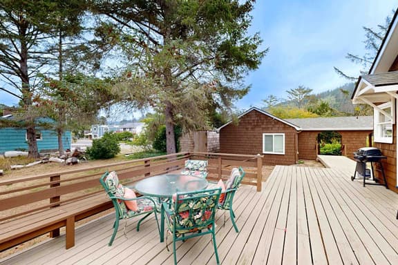 Cozy Coastal Cottage - Image 1