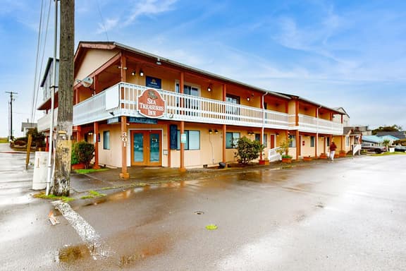 Dog Friendly Motel Room Located Near the Beach and Downtown