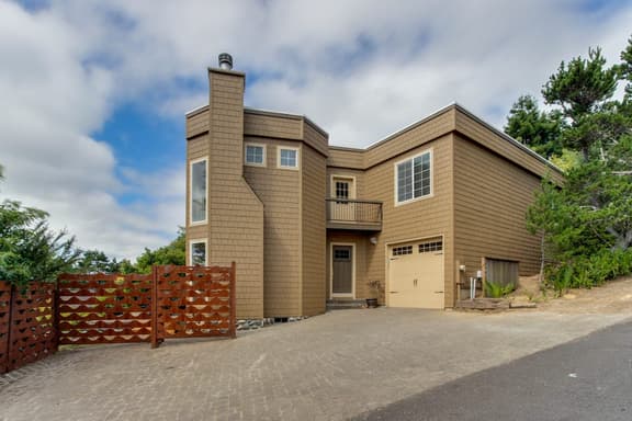 Dog Friendly Lakefront Vacation Home with Stunning Views and Spacious Deck - Image 1