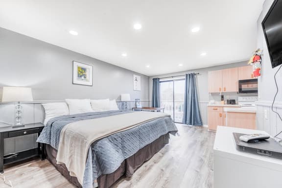 Dog Friendly Room with Kitchen Located Near the Beach and Downtown