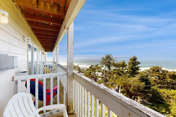 Dog Friendly Studio with Free WiFi Ocean Views and Easy Beach Access - Image 1