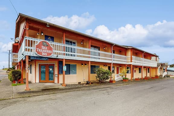 Dog Friendly Spacious Room Located Near the Beach and Downtown