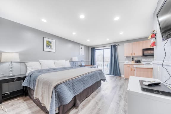 Dog friendly Two Room Combination Walk to Downtown and the Beach