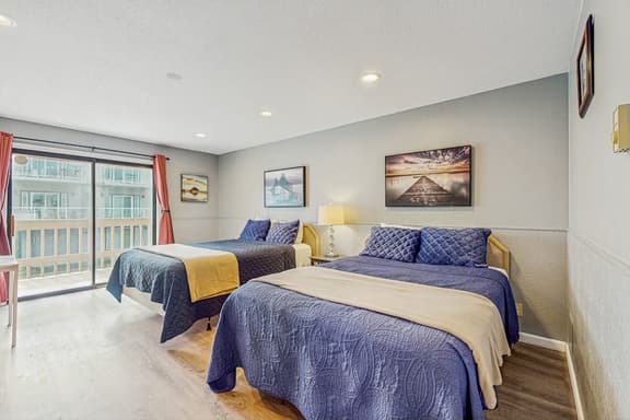 Dog Friendly Spacious Room Located Near the Beach and Downtown - Image 1