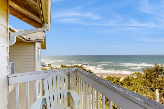 Dog Friendly Studio with Superb Ocean Views and Nearby Beach Access