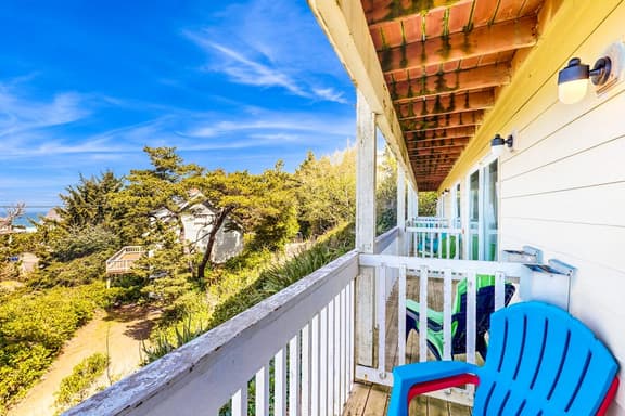 Dog Friendly Studio with Ocean Views and Balcony Close to the Beach