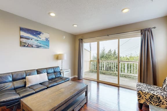 Oceanview Condo with Easy Beach Access and Full Kitchen Dogs OK