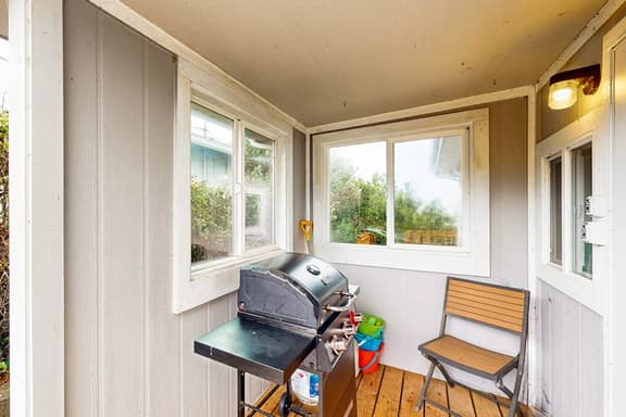 Cottage with wraparound deck and ocean views close to beach and town dog friendly