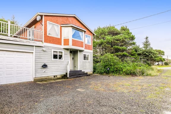 Dog friendly Home with Deck and Enclosed Yard Near Beach Access