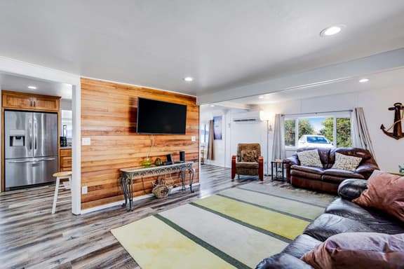 Gorgeous home overlooking the bay near a boat launch dog friendly - Image 1
