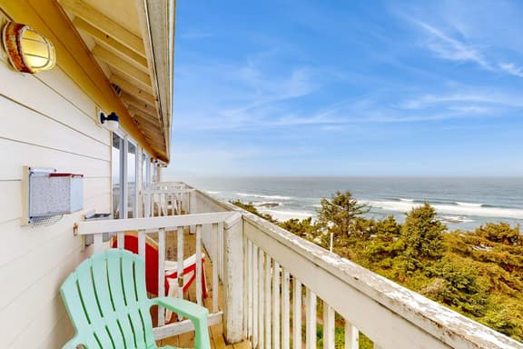 Upper Level Studio with Sweeping Ocean Views Dog Friendly