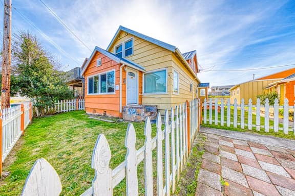 Dog Friendly Triplex 3 private apartments Easy Walk to the Beach and Town - Image 1
