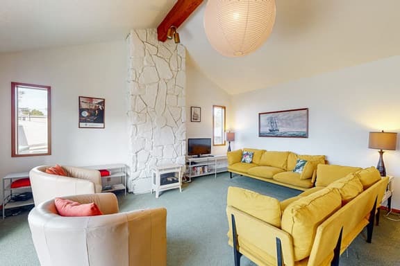 Mid century modern styled home with patio WiFi washer dryer walk to beach
