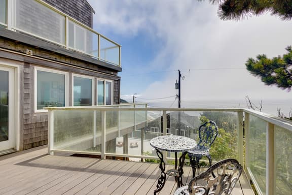 Spacious dog friendly home with ocean views sauna wood stove and WIFI - Image 1