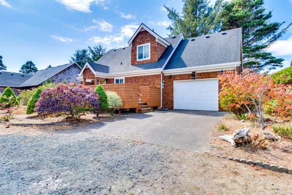 Spacious Family and Dog Friendly Home with New Private Hot Tub and Smart TVs