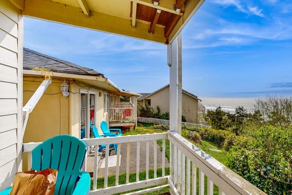 Quaint Condo with Ocean Views and Easy Beach Access Dogs OK